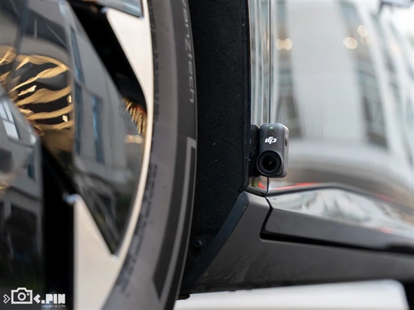 大疆出了款一千多的拇指相机，跟友商玩起了贴身肉搏