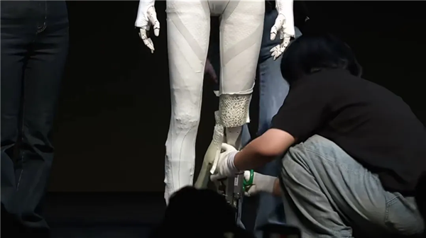 马斯克想要1万亿 何小鹏只想等一句牛P