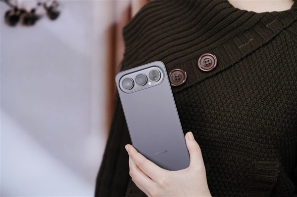 全新横向跑道式设计！荣耀500系列图赏