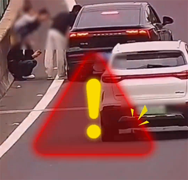 高速上发生事故 一群人在车边打转：险些被撞个正着