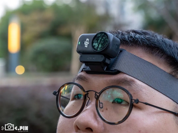 大疆出了款一千多的拇指相机，跟友商玩起了贴身肉搏