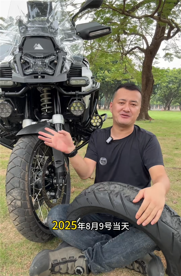 宝马摩托车主背着半条轮胎飞到意大利维权：我只要一个公平