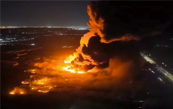 现场火光冲天 阿根廷一飞机坠毁爆炸：至少20人受伤