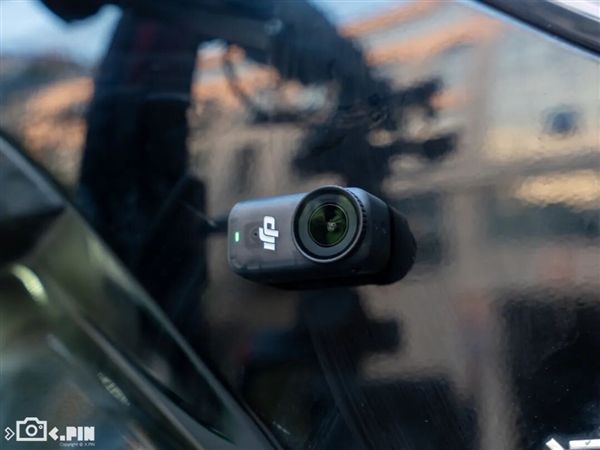 大疆出了款一千多的拇指相机，跟友商玩起了贴身肉搏