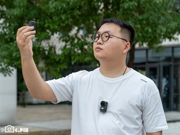 大疆出了款一千多的拇指相机，跟友商玩起了贴身肉搏