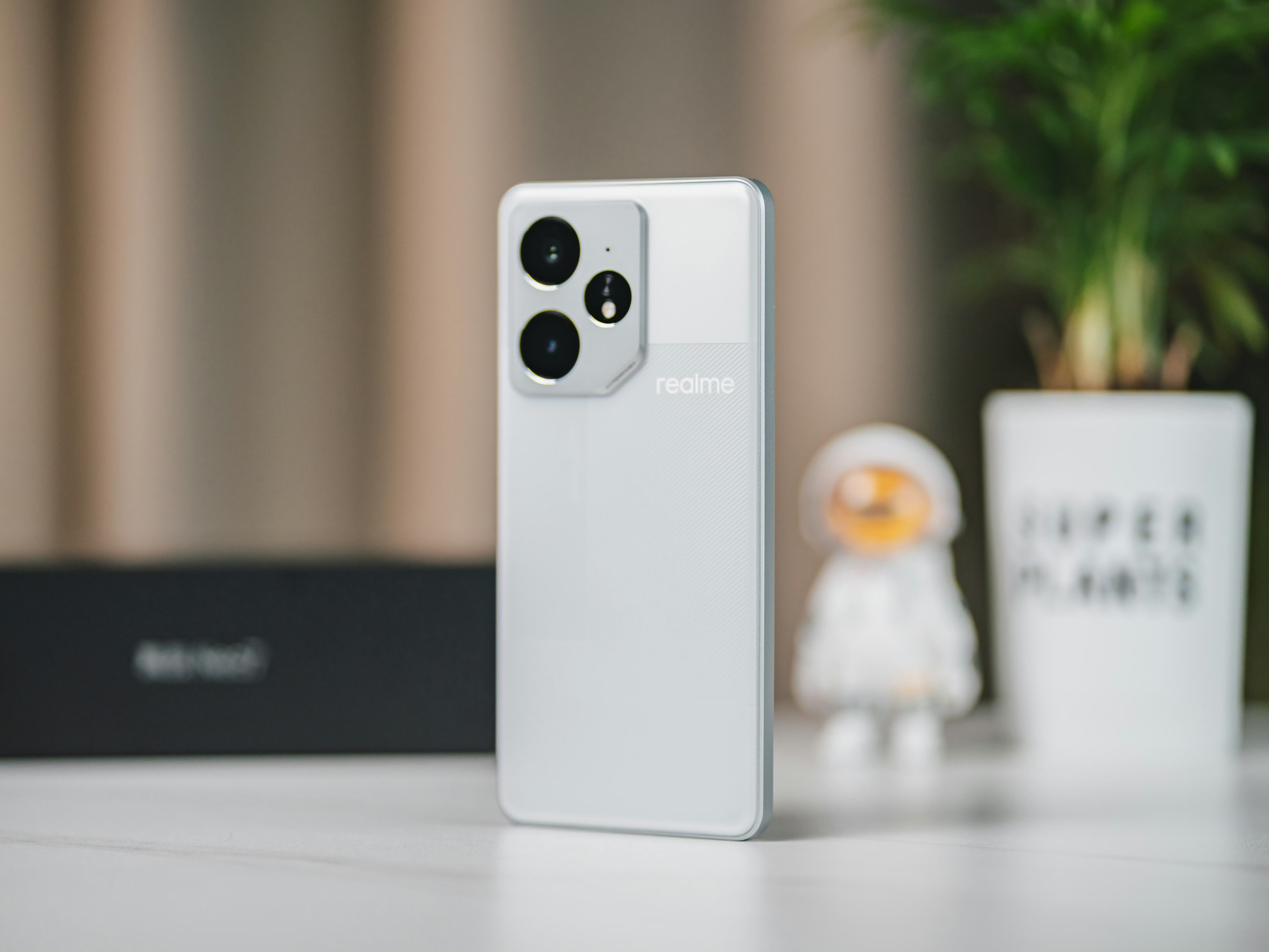 现在买手机不用追旗舰！这 5 款中端机够香，1500 左右就能拿下