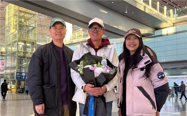 俞敏洪南极之旅结束 发视频晒在机场照片