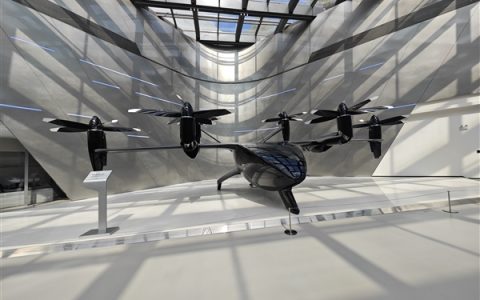 汇天A868飞行汽车亮相！何小鹏：量产交付前 管理者飞行里程必须超过5000公里