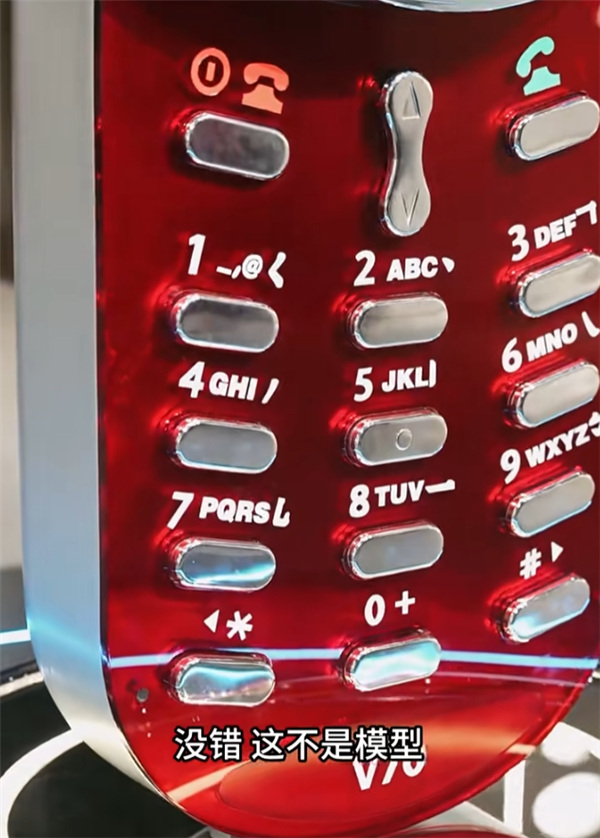 男子定制2米高摩托罗拉手机：精准还原V70 可正常通话