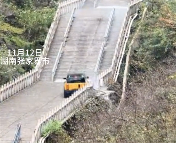 模仿路虎！奇瑞攀爬张家界天门山天梯：挑战失败撞毁护栏 景区回应