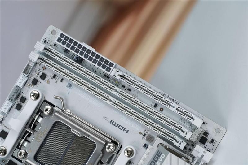 AM5 ITX板皇驾到! 微星MPG X870I EDGE TI EVO WIFI 刀锋 钛主板评测