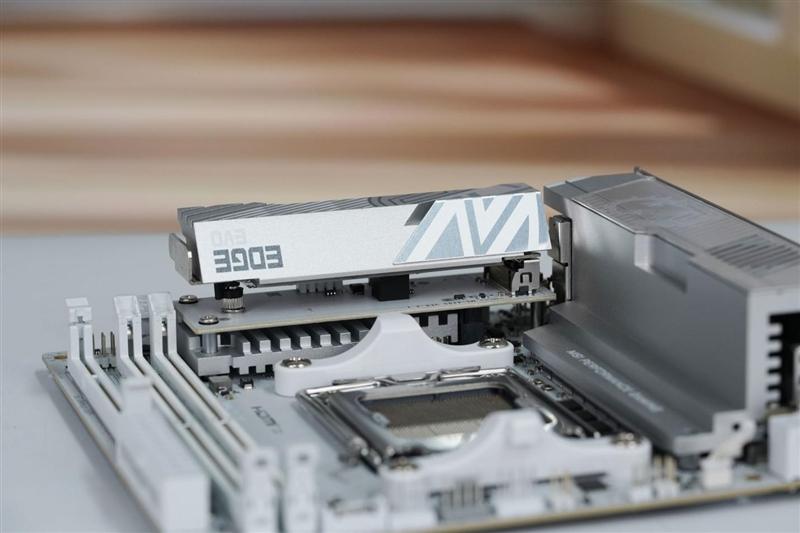 AM5 ITX板皇驾到! 微星MPG X870I EDGE TI EVO WIFI 刀锋 钛主板评测