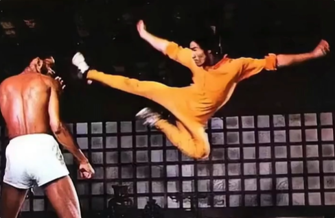 有李小龙的影子！众擎发布T800机器人格斗视频：可连续回旋踢