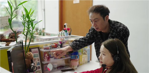 从“被小儿麻痹症绊着”到“全省自强模范” 他用12年让梦想成真