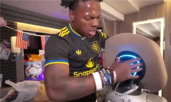 甲亢哥直播暴力损毁人形机器人Rizzbot：开发公司直接起诉索赔