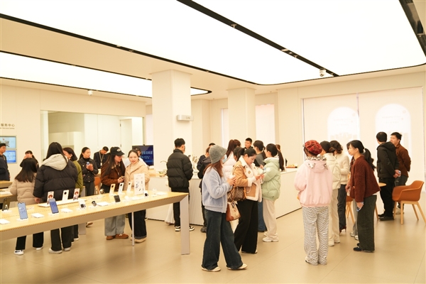 爆款预定！华为Mate X7开售来袭：智能体验+可靠重构折叠屏天花板