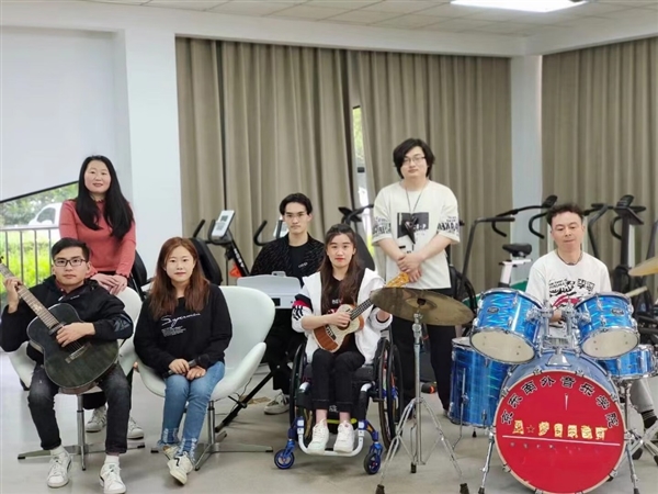 从“被小儿麻痹症绊着”到“全省自强模范” 他用12年让梦想成真