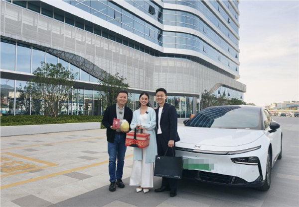 新婚车主驾驶P7+奔赴千里送喜糖 何小鹏回了一份“嫁女饼”