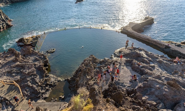 西班牙数米高巨浪瞬间吞没天然泳池！20多人被卷走 已致4死1伤