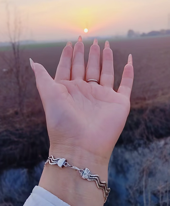 女子长12根手指自称灵活好用：吸粉超百万成大网红