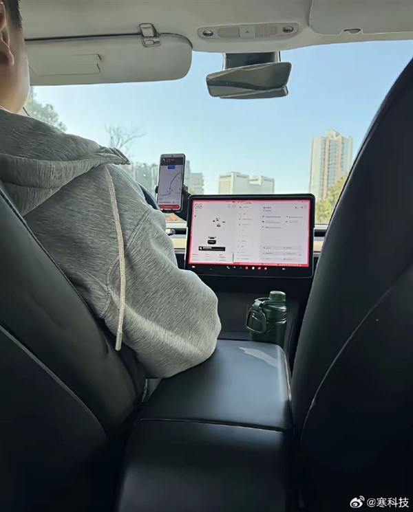 为啥很多特斯拉车主用手机导航 博主：没买9.9元/月流量包