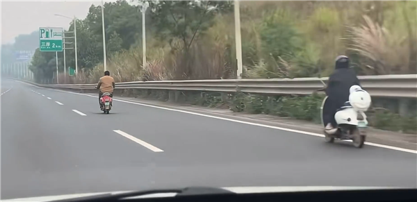 电动自行车跑上高速 时速120km/h追不上！网友：5倍新国标