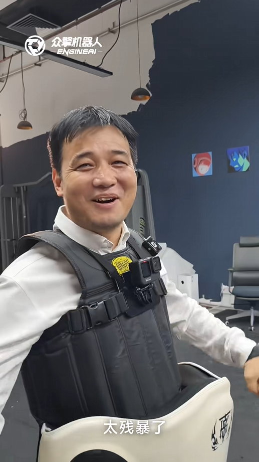 太残暴了！众擎T800人形机器人一脚把自家CEO踹翻在地 网友：多少带了点私人恩怨